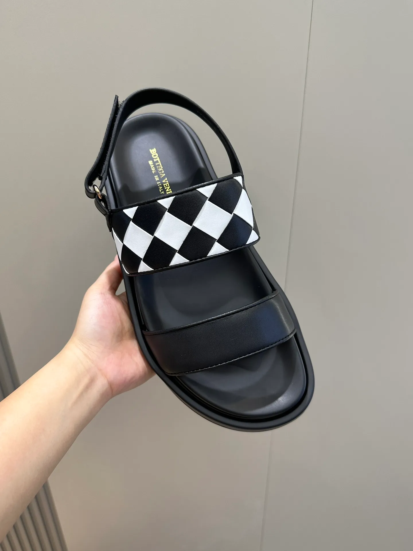 Factory price: 360💰BV hand-woven men's slippers and sandals - suitable for walking. It still emphasizes minimalism and practical wearability, but is full of vivid artistry. Super classic, luxurious and comfortable, imported cowhide + cowhide lining + lightweight outsole Size: 39-44 (customized at 38.45)